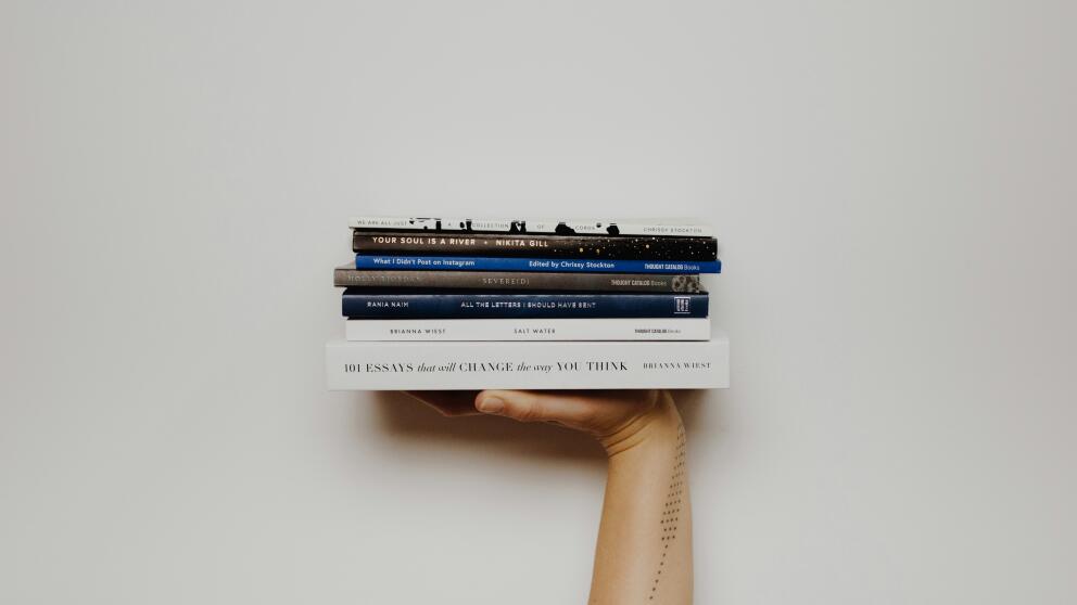 Книги на руке