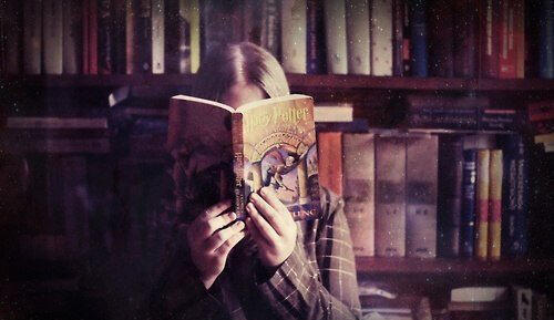 Девушка читает Гарри Поттера