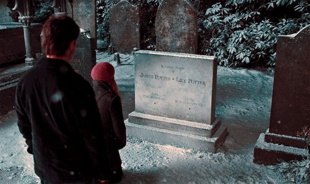 Гарри Поттер на могиле родителей
