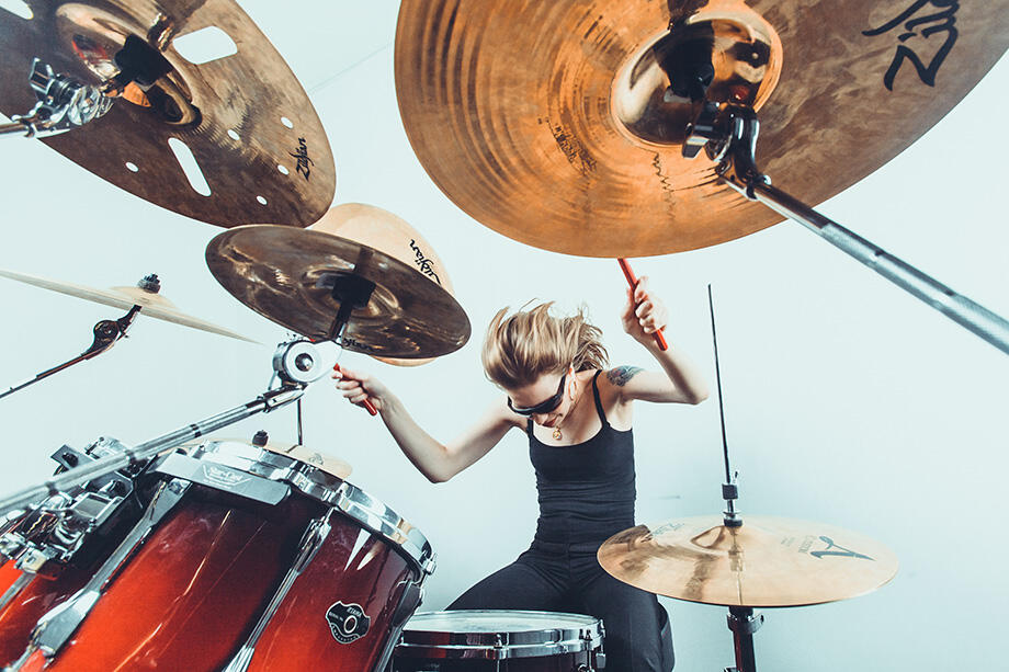 Екатерина Яковлева играет на барабанах
