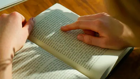 Девушка читает книгу