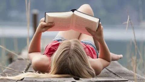 Подросток читает книгу